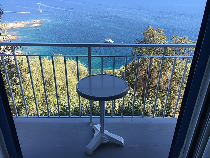 Petit-déjeuner en loggia d'une chambre de catégorie supérieure, face à la mer, vue imprenable sur le Golfe de Sagone.