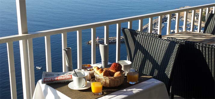 Petit déjeuner en terrasse